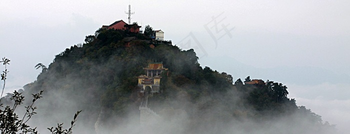天空下山峰上的庙宇