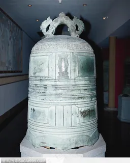 中华传统工艺品-长满铜锈的钟