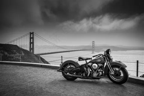 海边黑色的摩托车