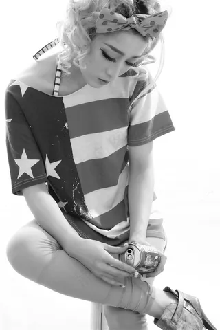 坐在凳子上看可乐罐的性感女人