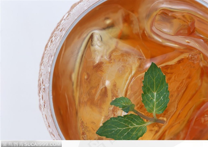 俯视一杯冰茶特写