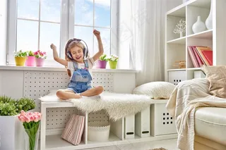 戴着耳机听音乐的小女孩