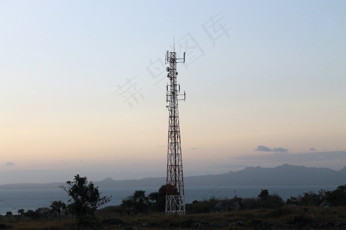 清晨电塔迷雾风景图片