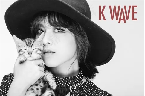 抱宠物猫的女人