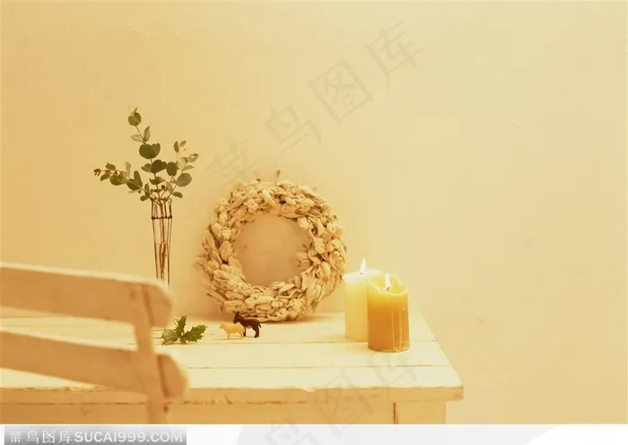 书桌上的花环与点燃的蜡烛