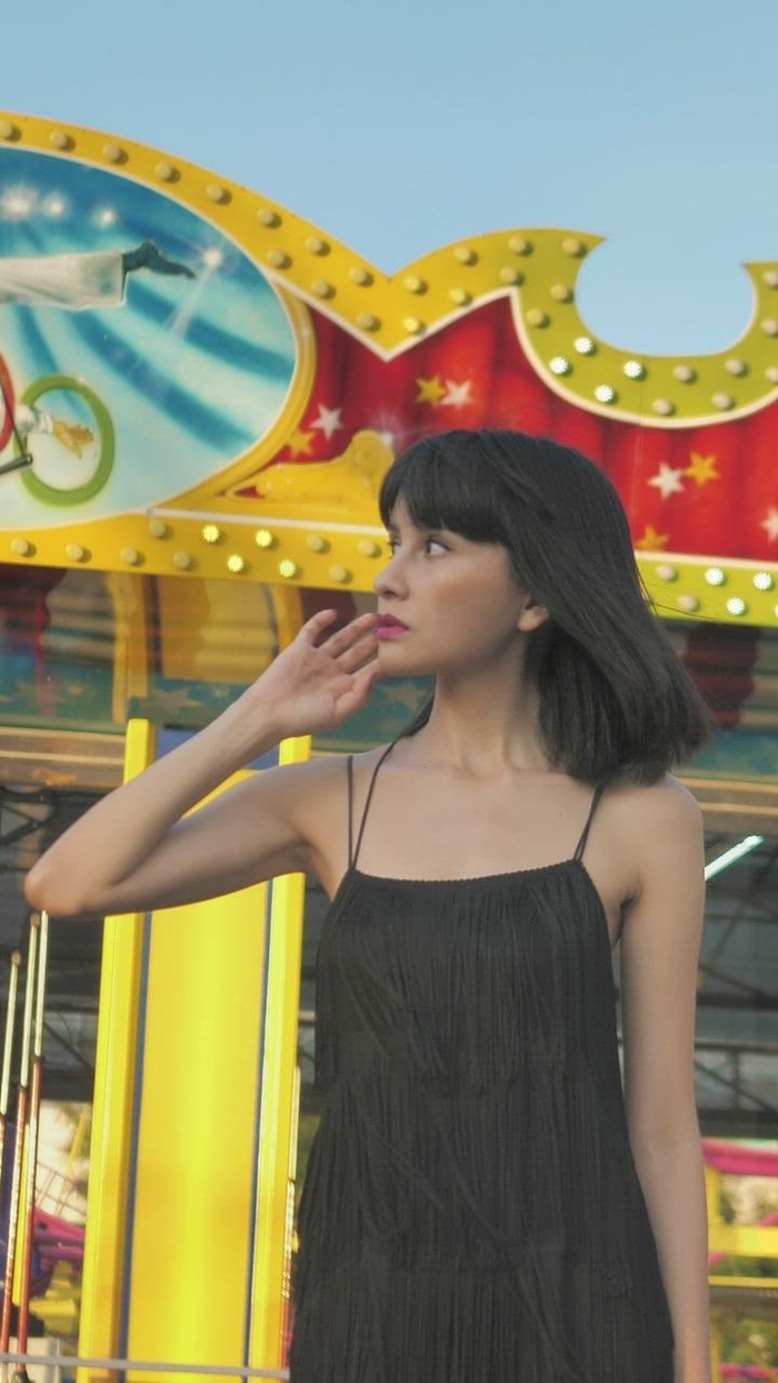 游乐园里的女人