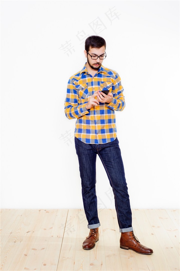 穿格子衬衫的男人