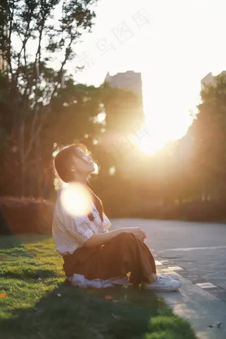 清纯阳光下美女图片