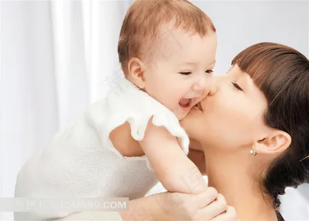 母亲和婴儿系列 - 亲吻宝宝的幸福母亲 母亲和婴儿系列 - 亲吻宝宝的幸福母亲