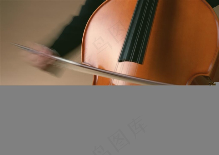 乐器-正在拉大提琴的男生