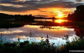 黄昏夕阳湖泊风光图片