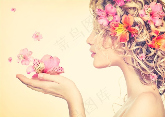 手捧花瓣的美女高清摄影图片