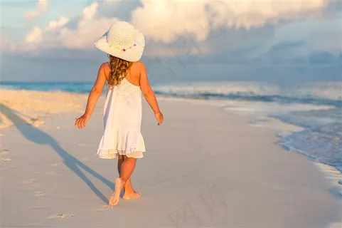 漫步在沙滩上的吊带小女孩 漫步在沙滩上的吊带小女孩