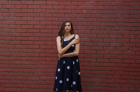 波点连衣裙美女模特图片