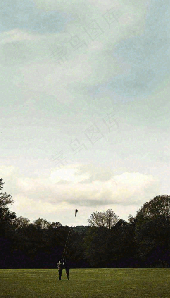 天空白云下的草坪放风筝，简约踏青春天摄影图