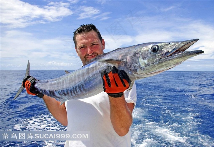 抓着一条大鱼的男人