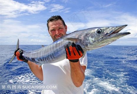 抓着一条大鱼的男人