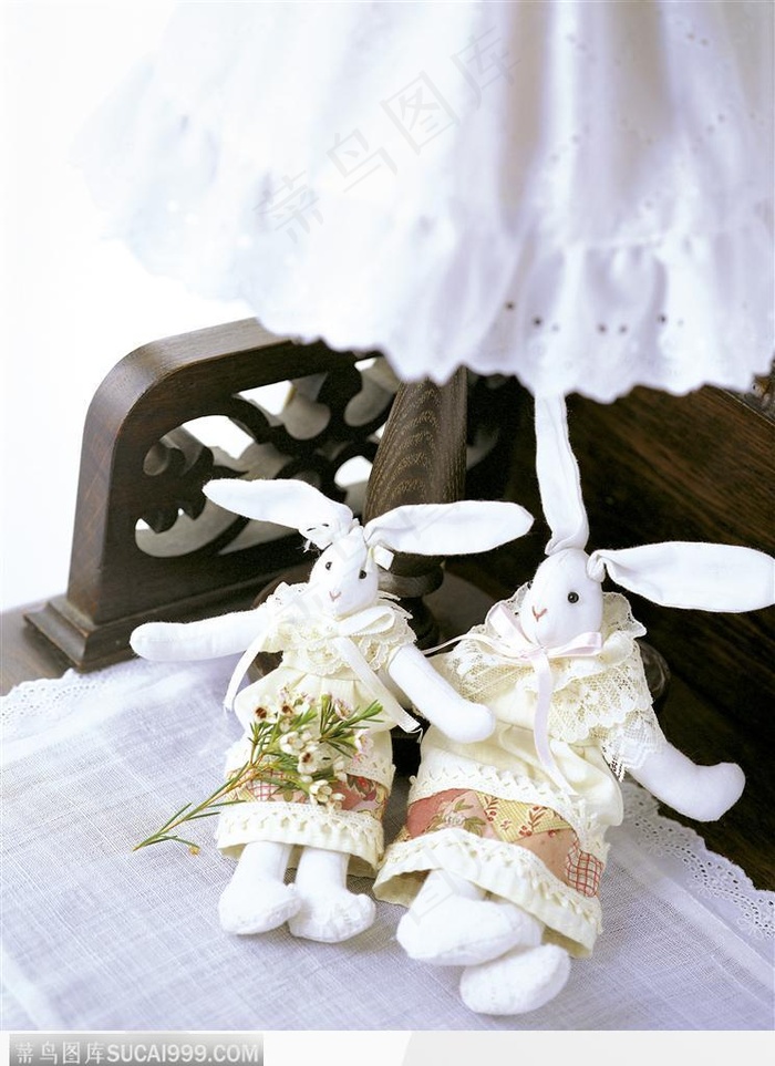 生活用品-沙发上可爱的兔娃娃