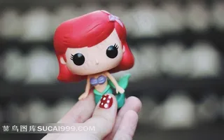 手里的木偶玩具