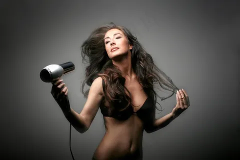 电吹风美女秀发图片