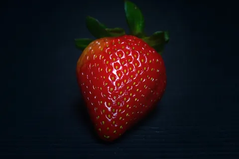 一颗鲜红草莓图片