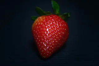 一颗鲜红草莓图片