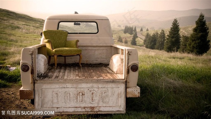 山脉大树拖拉机壁纸