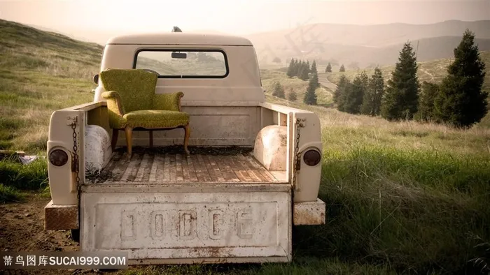 山脉大树拖拉机壁纸