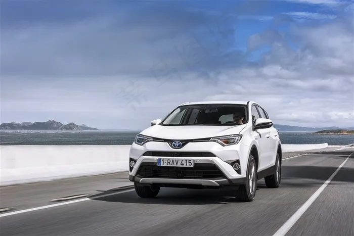 行驶在海边高速公路上的日本丰田RAV4城市型SUV