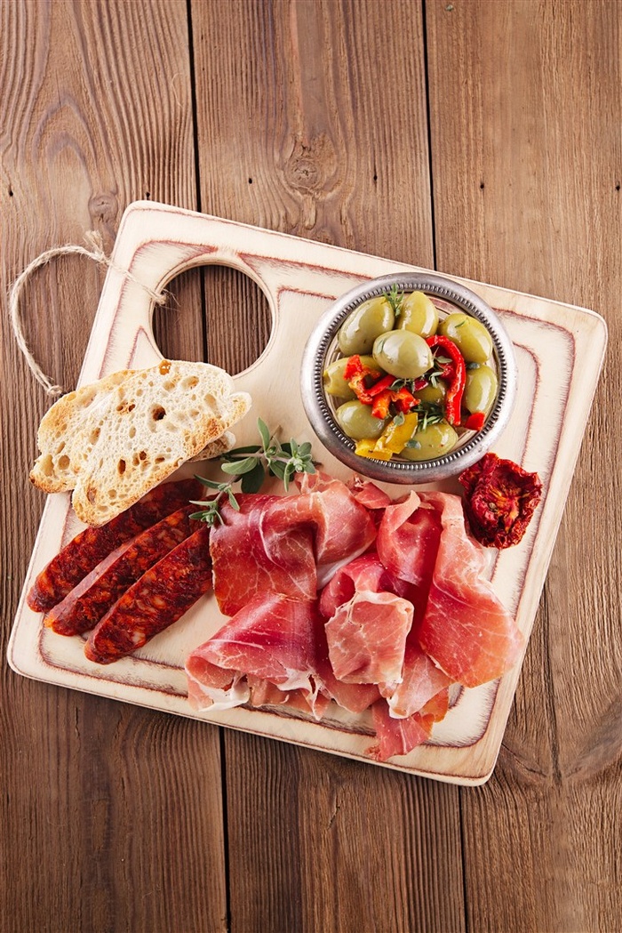 木板上的牛肉片美食