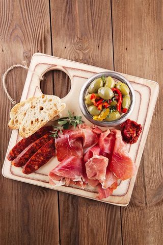 木板上的牛肉片美食