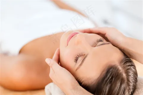 做脸部SPA按摩的美女 做脸部SPA按摩的美女
