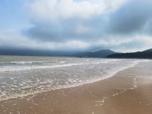 海边沙滩蓝天白云背景