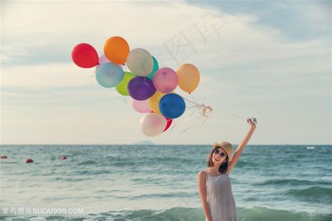 海边手持彩色气球的女孩 海边手持彩色气球的女孩
