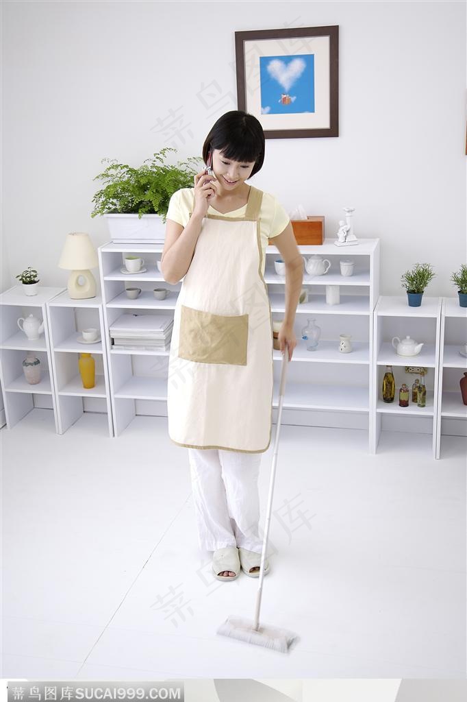 美食制作-打电话拖地的美女家庭妇女
