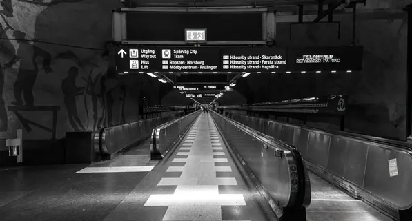 地铁站扶手电梯图片