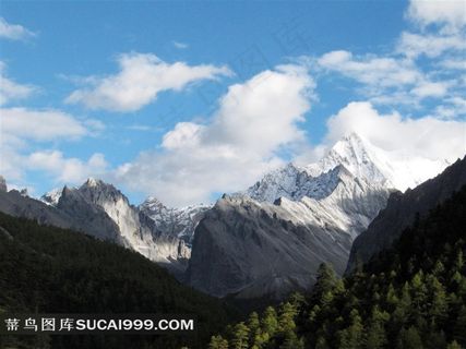 高耸入云年的亚丁神山夏诺多吉