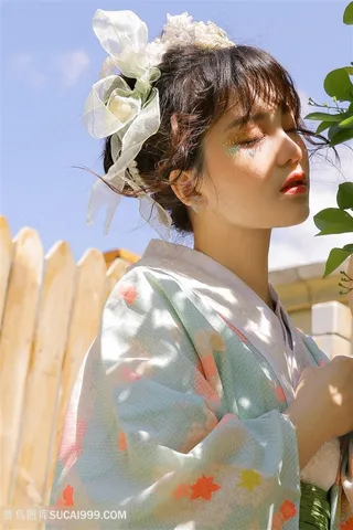 高清阳光下的清纯女生图片