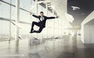 商务人士与飞舞的文件夹创意广告