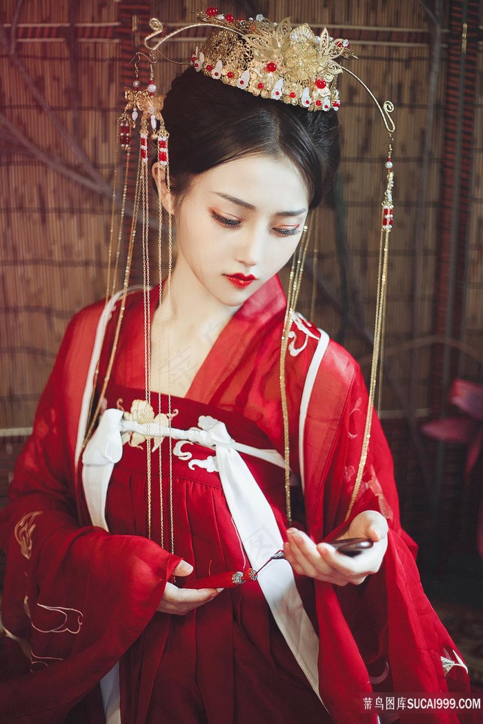 古装汉服手持玉佩头戴金冠的美女图片