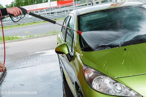 正在冲洗的绿色汽车高清摄影图