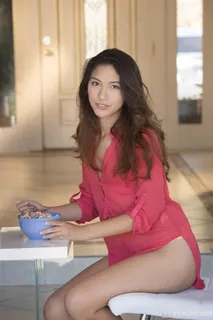 吃零食的漂亮美女图片 吃零食的漂亮美女图片