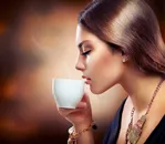 端着白色咖啡杯喝咖啡的侧脸美女高清图片素材