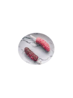 免扣盘子里的两个冰激凌