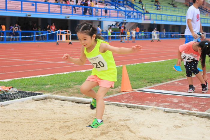 小学生跳远图片