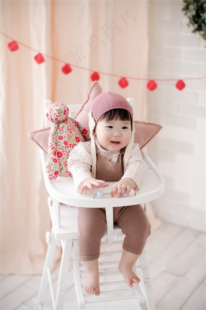在婴儿车里张嘴微笑的可爱幼儿