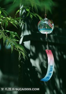 挂在树上的风铃图片素材