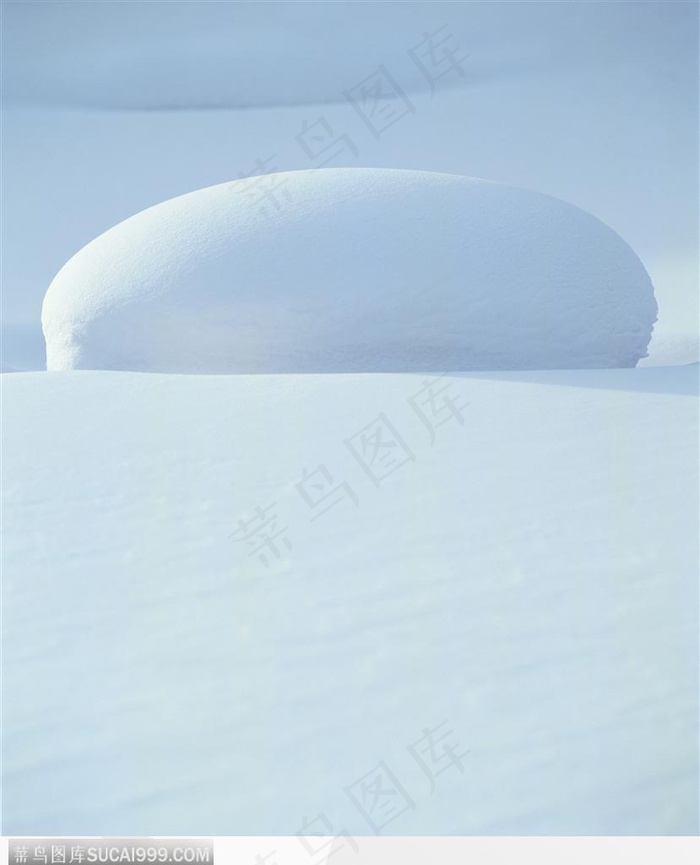 冬日美景-凸起的雪地美景