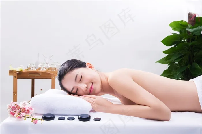 享受SPA按摩的美女高清大图