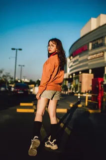 街拍短裤女生图片 街拍短裤女生图片